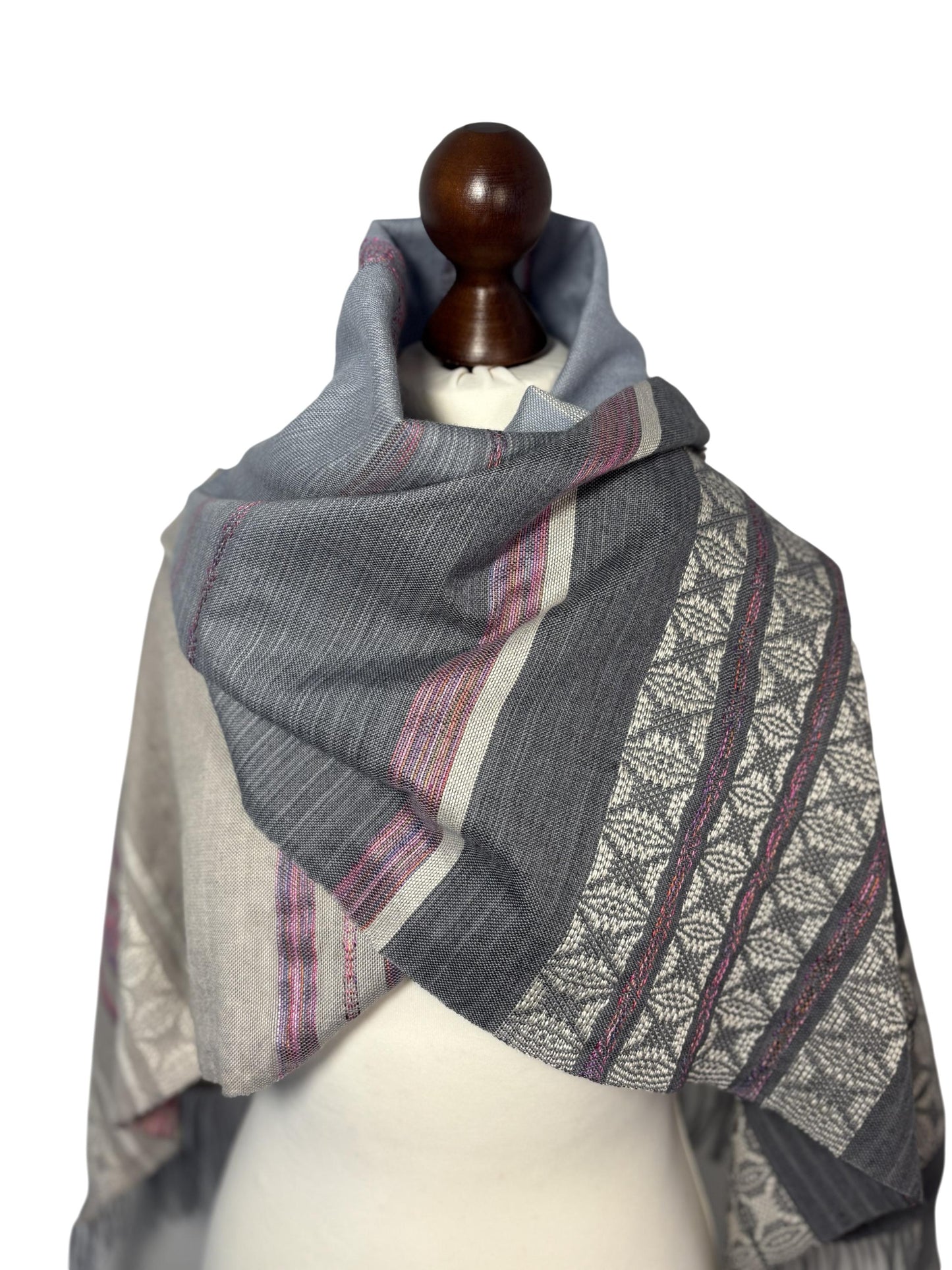 Handgewebter Schal aus Merinowolle – Ombre Grau-Blau, Himbeer-Creme-Muster