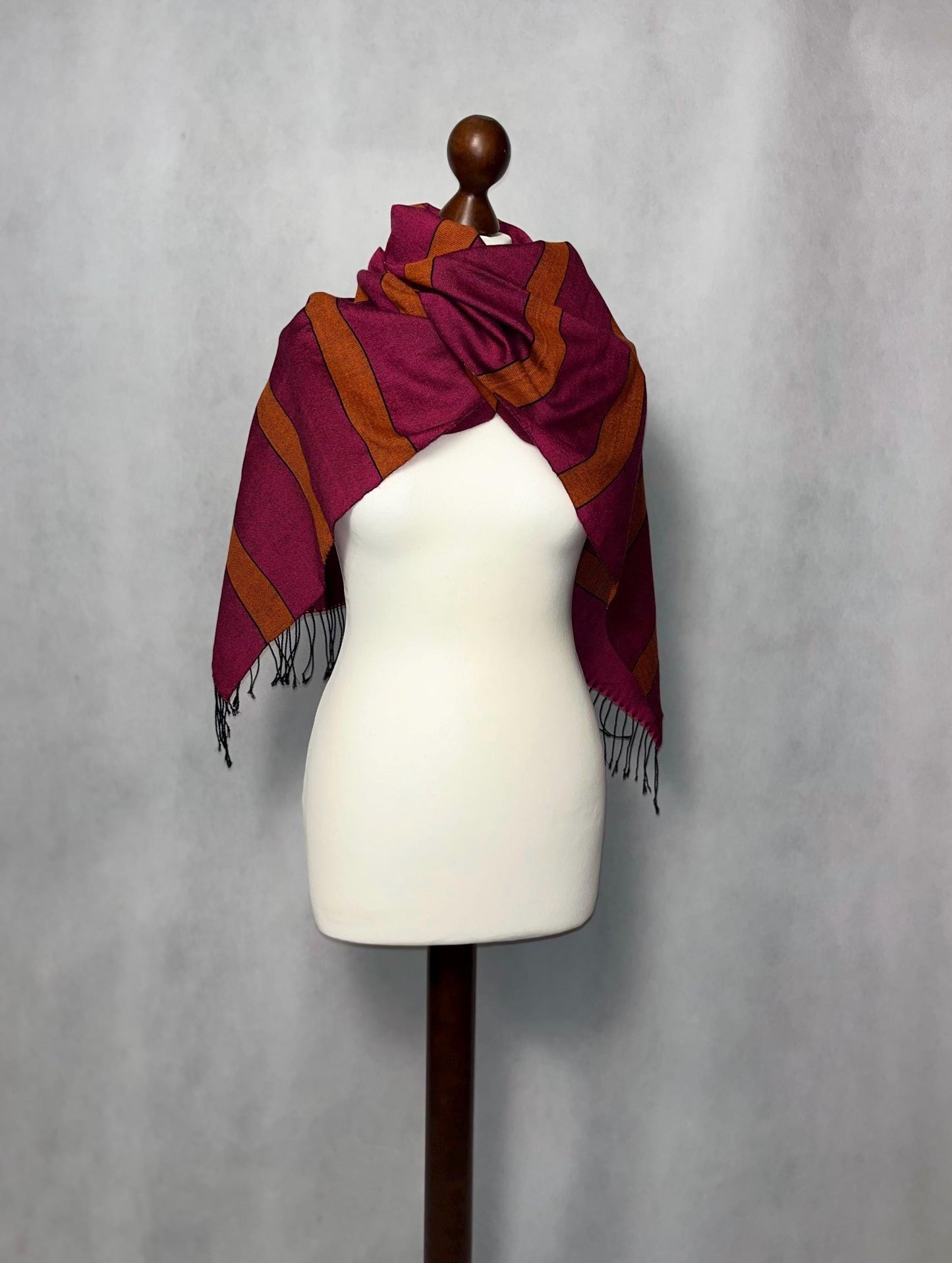 Handgewebter Schal aus Merinowolle: Pink-orange gestreifter Wickelschal, als Geschenk geeignet
