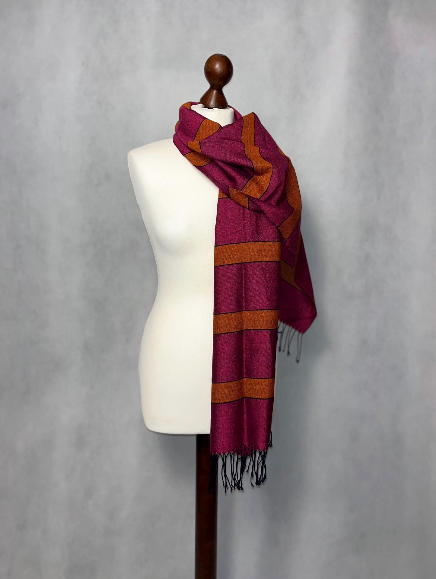 Handgewebter Schal aus Merinowolle: Pink-orange gestreifter Wickelschal, als Geschenk geeignet