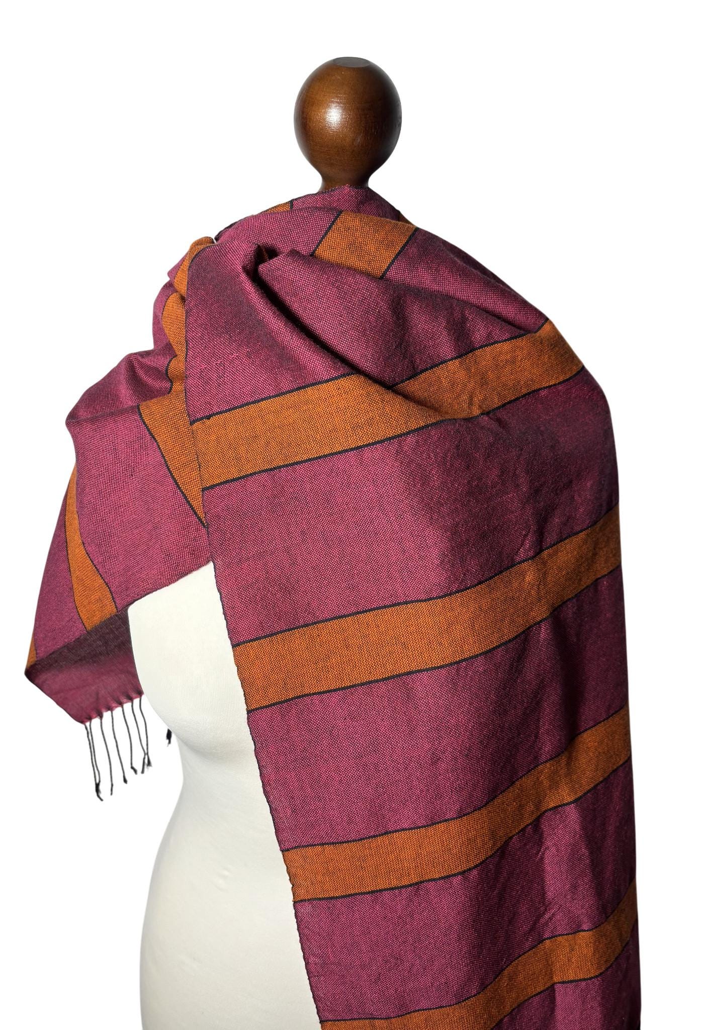 Handgewebter Schal aus Merinowolle: Pink-orange gestreifter Wickelschal, als Geschenk geeignet