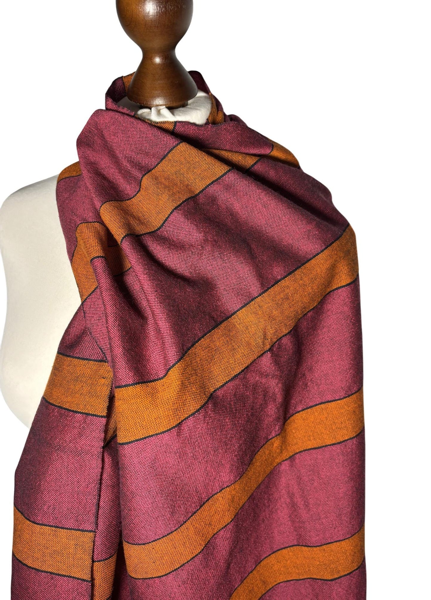 Handgewebter Schal aus Merinowolle: Pink-orange gestreifter Wickelschal, als Geschenk geeignet