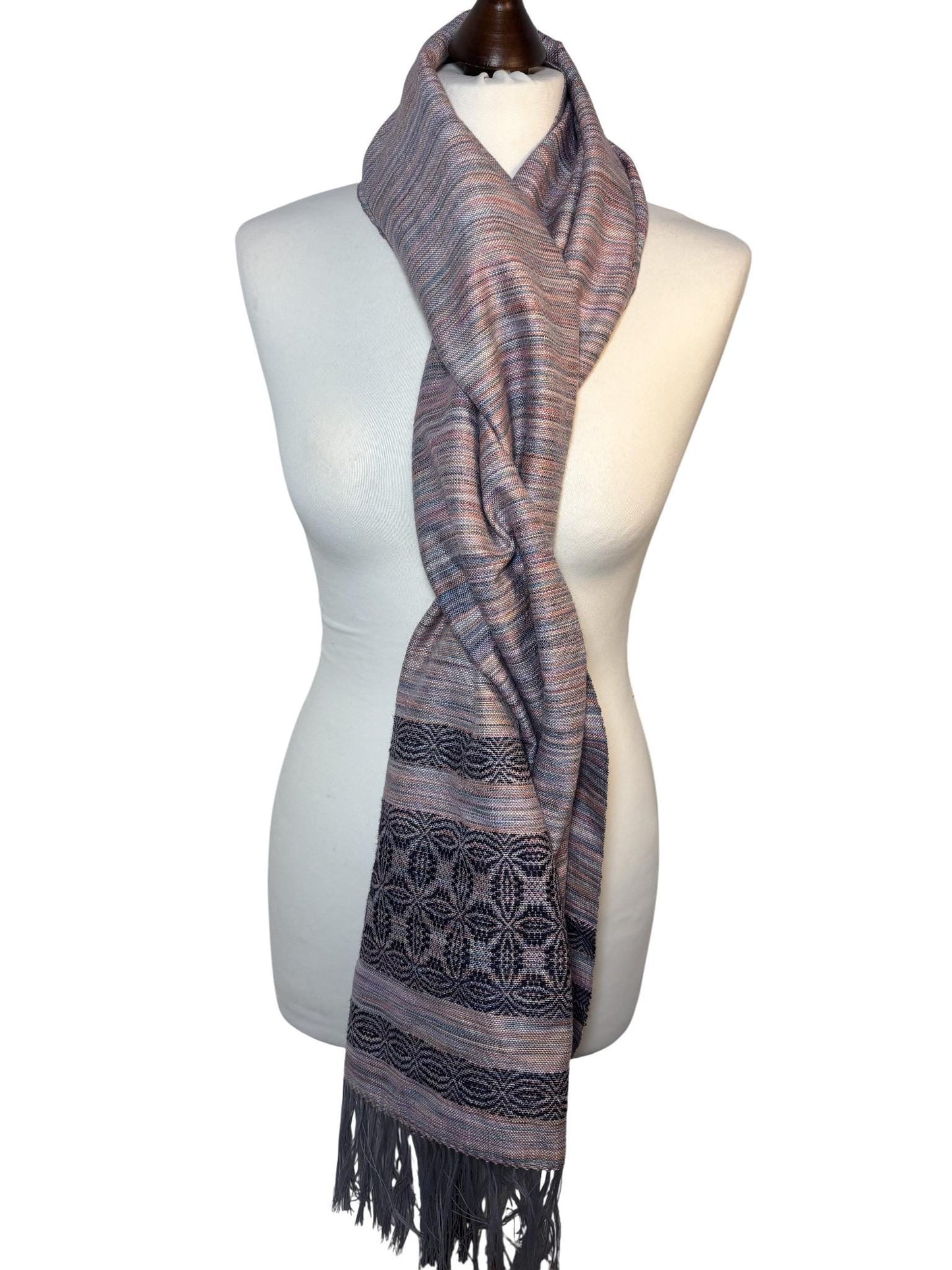 Asymmetrischer Schal aus rosa Merino-Seide mit Lilienmotiv – Handgewebter Luxusschawl