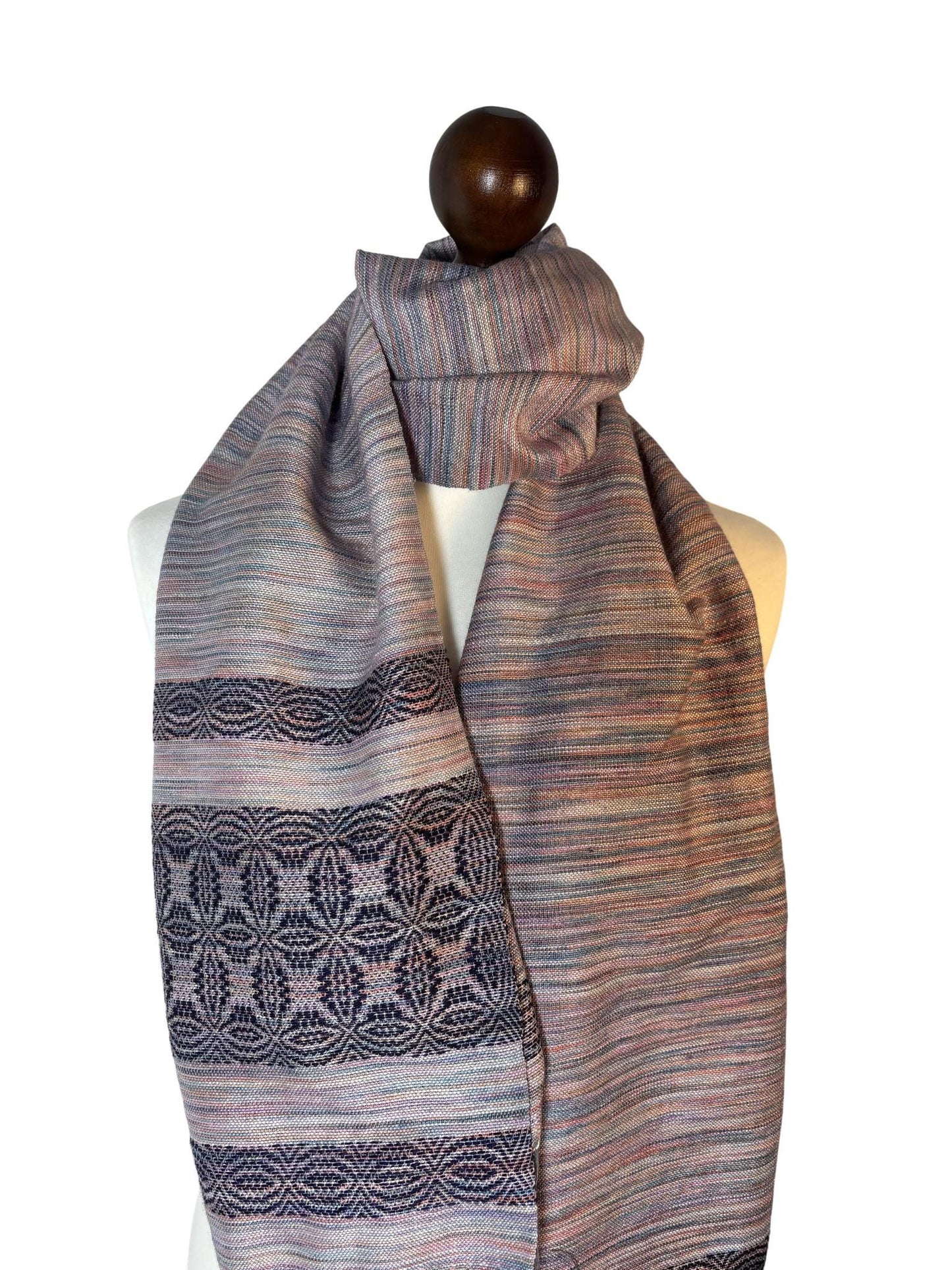 Asymmetrischer Schal aus rosa Merino-Seide mit Lilienmotiv – Handgewebter Luxusschawl