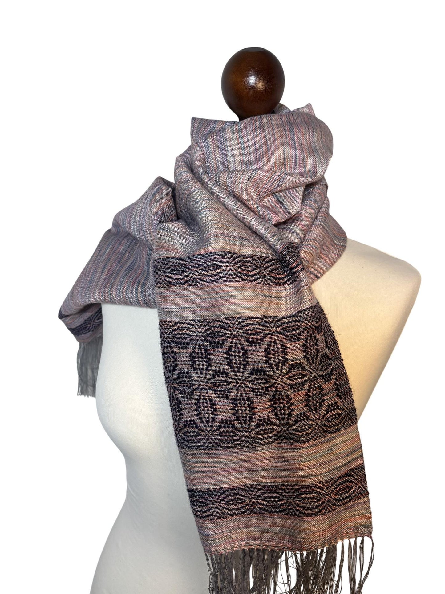 Asymmetrischer Schal aus rosa Merino-Seide mit Lilienmotiv – Handgewebter Luxusschawl