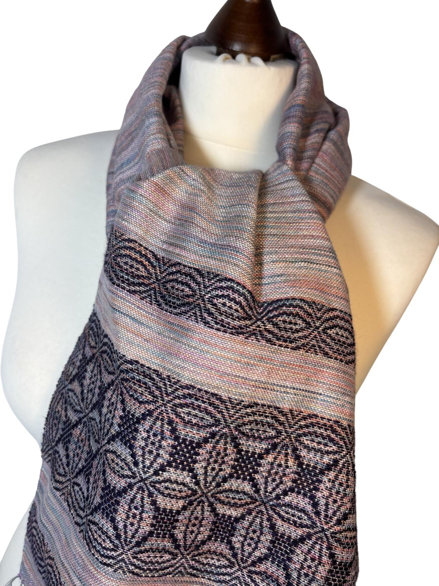 Asymmetrischer Schal aus rosa Merino-Seide mit Lilienmotiv – Handgewebter Luxusschawl