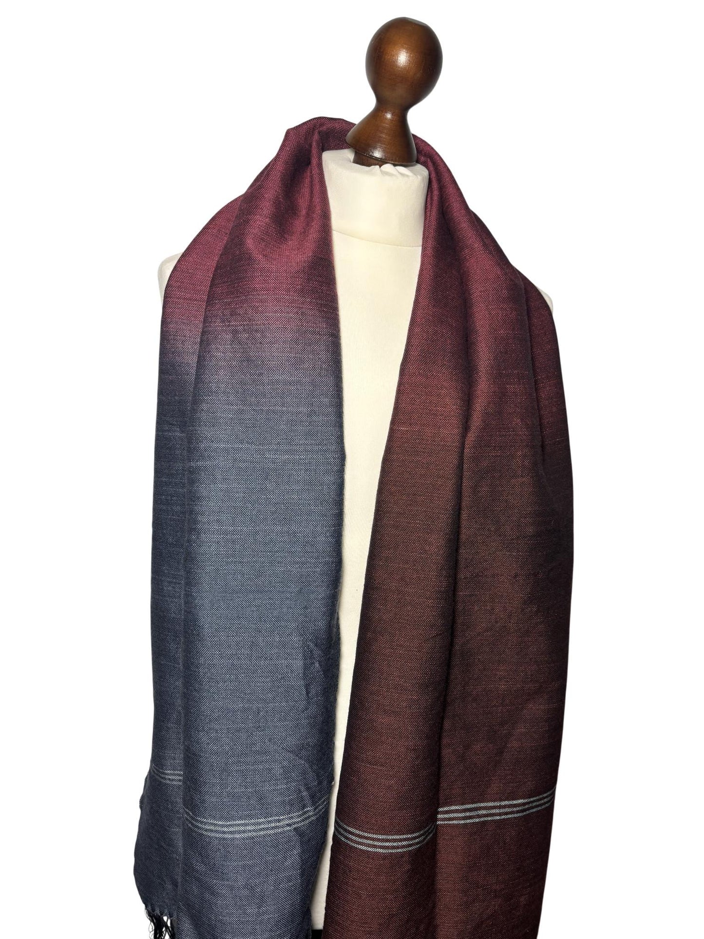 Handbemalter Gradient-Schal aus Merinowolle, Grau Burgunderbraun, Eleganter Wickelschal