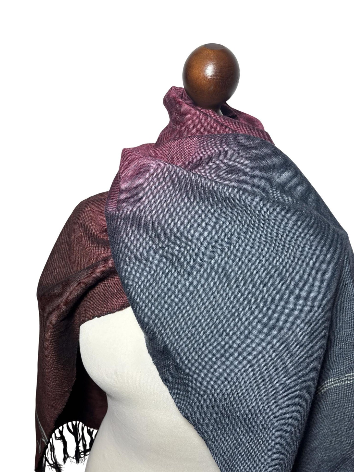 Handbemalter Gradient-Schal aus Merinowolle, Grau Burgunderbraun, Eleganter Wickelschal