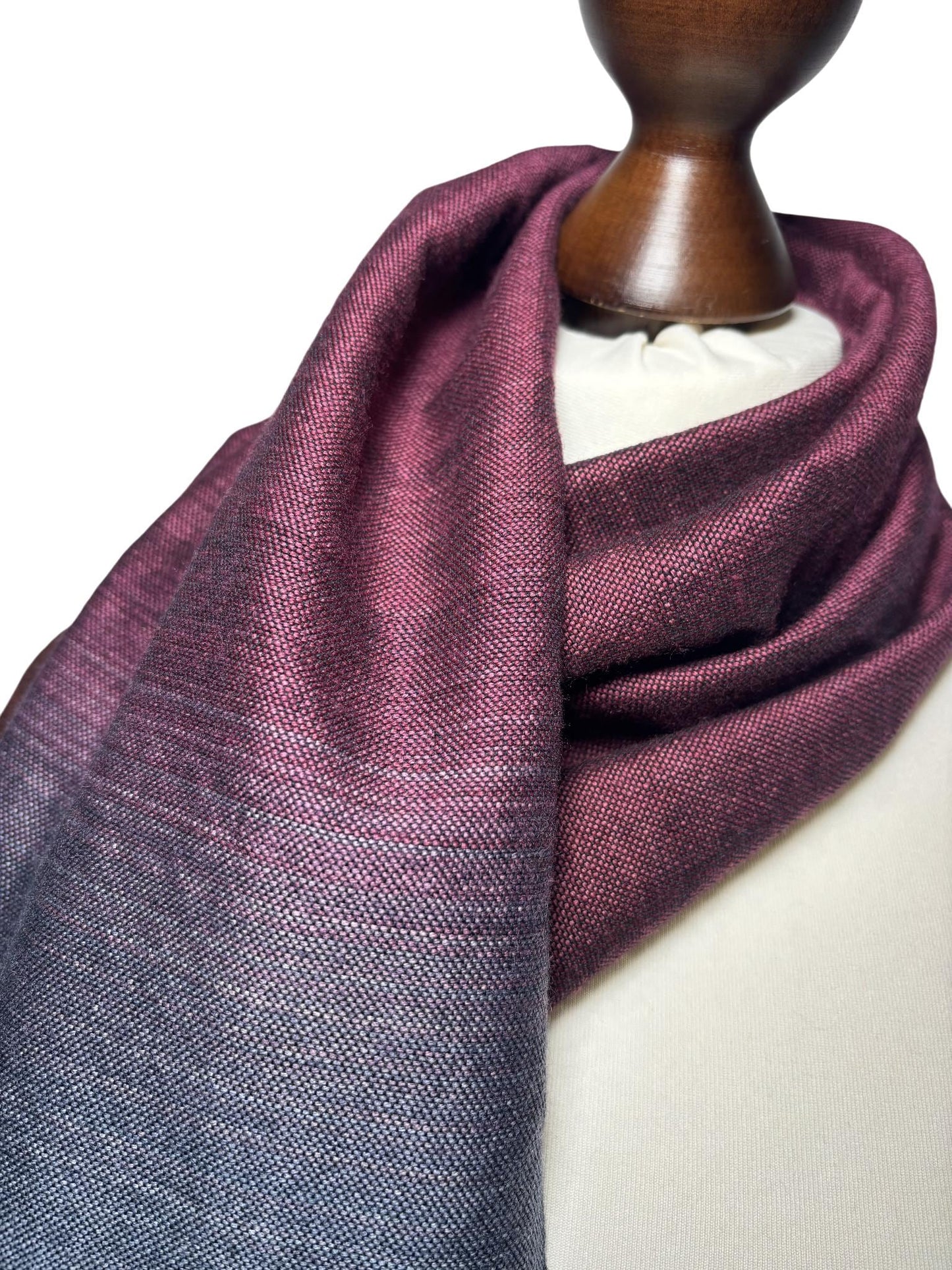 Handbemalter Gradient-Schal aus Merinowolle, Grau Burgunderbraun, Eleganter Wickelschal