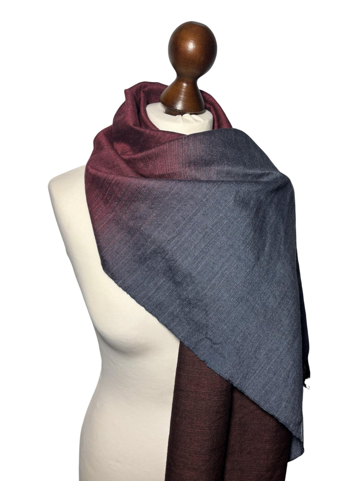 Handbemalter Gradient-Schal aus Merinowolle, Grau Burgunderbraun, Eleganter Wickelschal