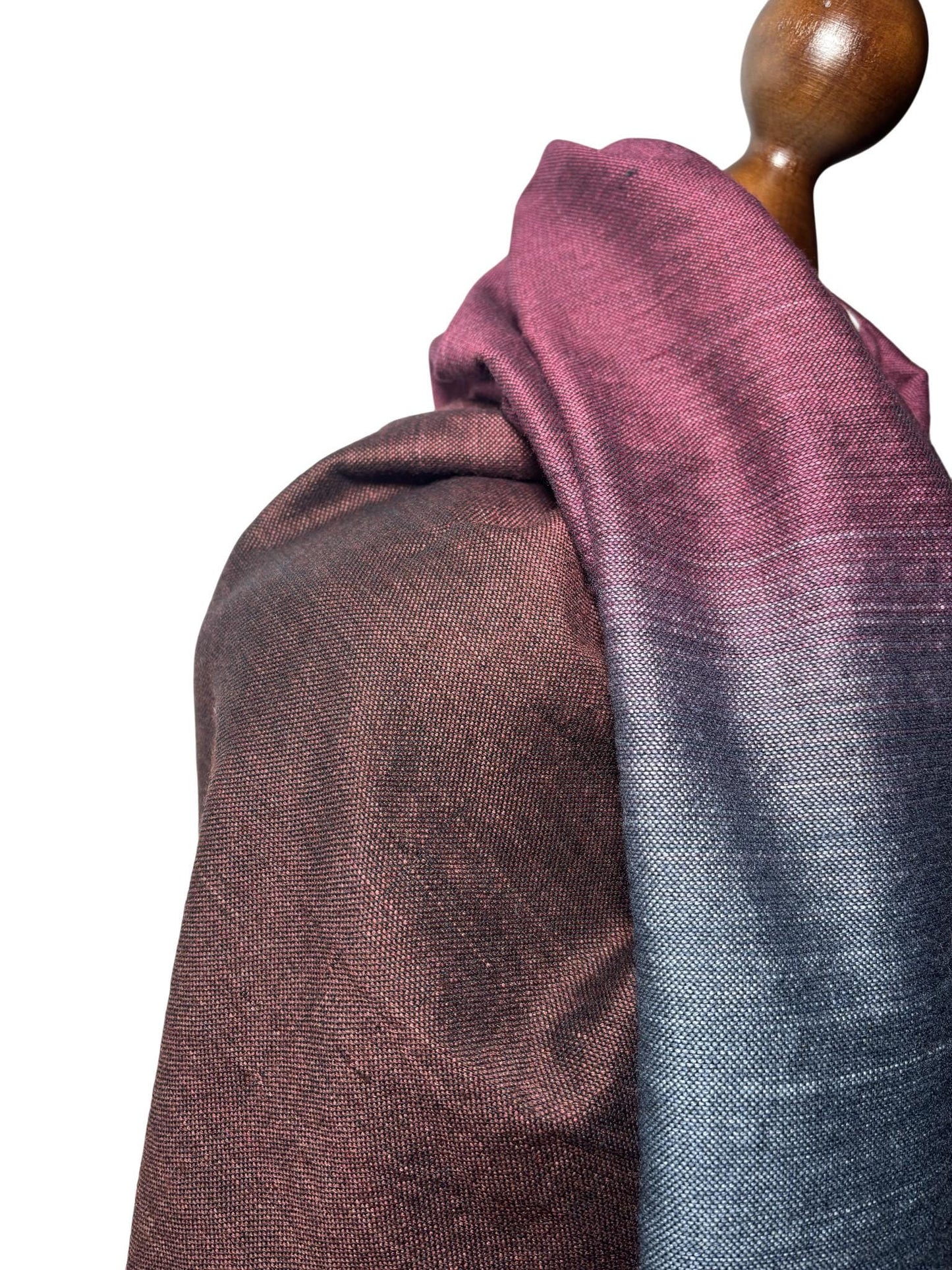 Handbemalter Gradient-Schal aus Merinowolle, Grau Burgunderbraun, Eleganter Wickelschal