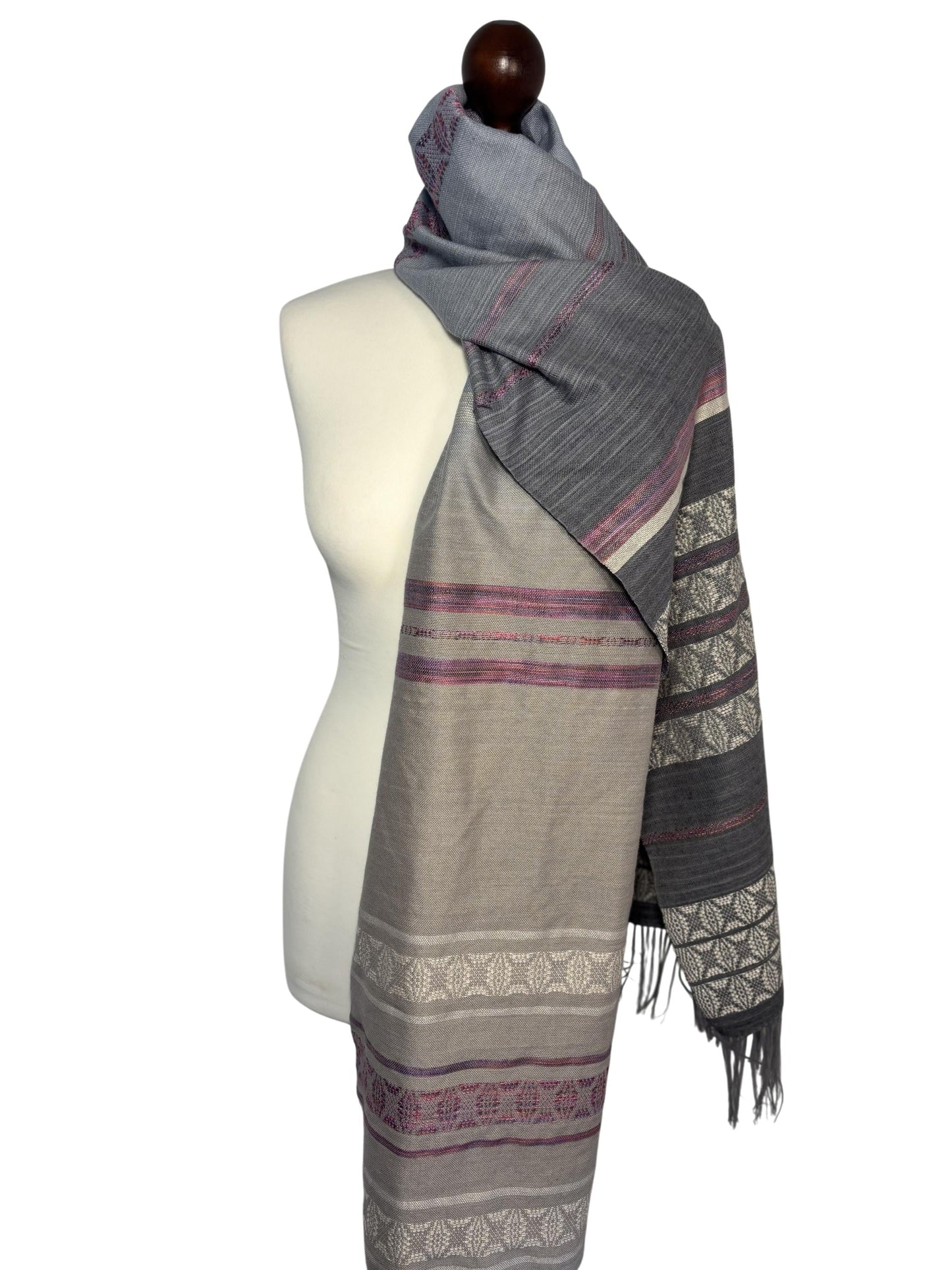 Handgewebter Schal aus Merinowolle – Ombre Grau-Blau, Himbeer-Creme-Muster