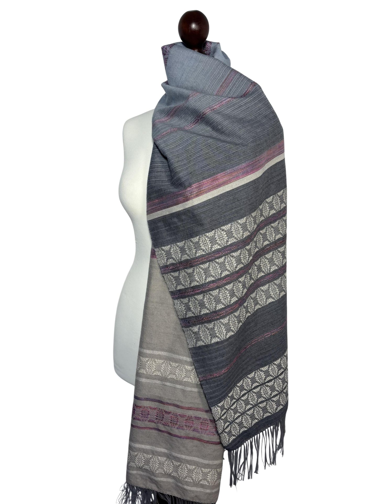 Handgewebter Schal aus Merinowolle – Ombre Grau-Blau, Himbeer-Creme-Muster