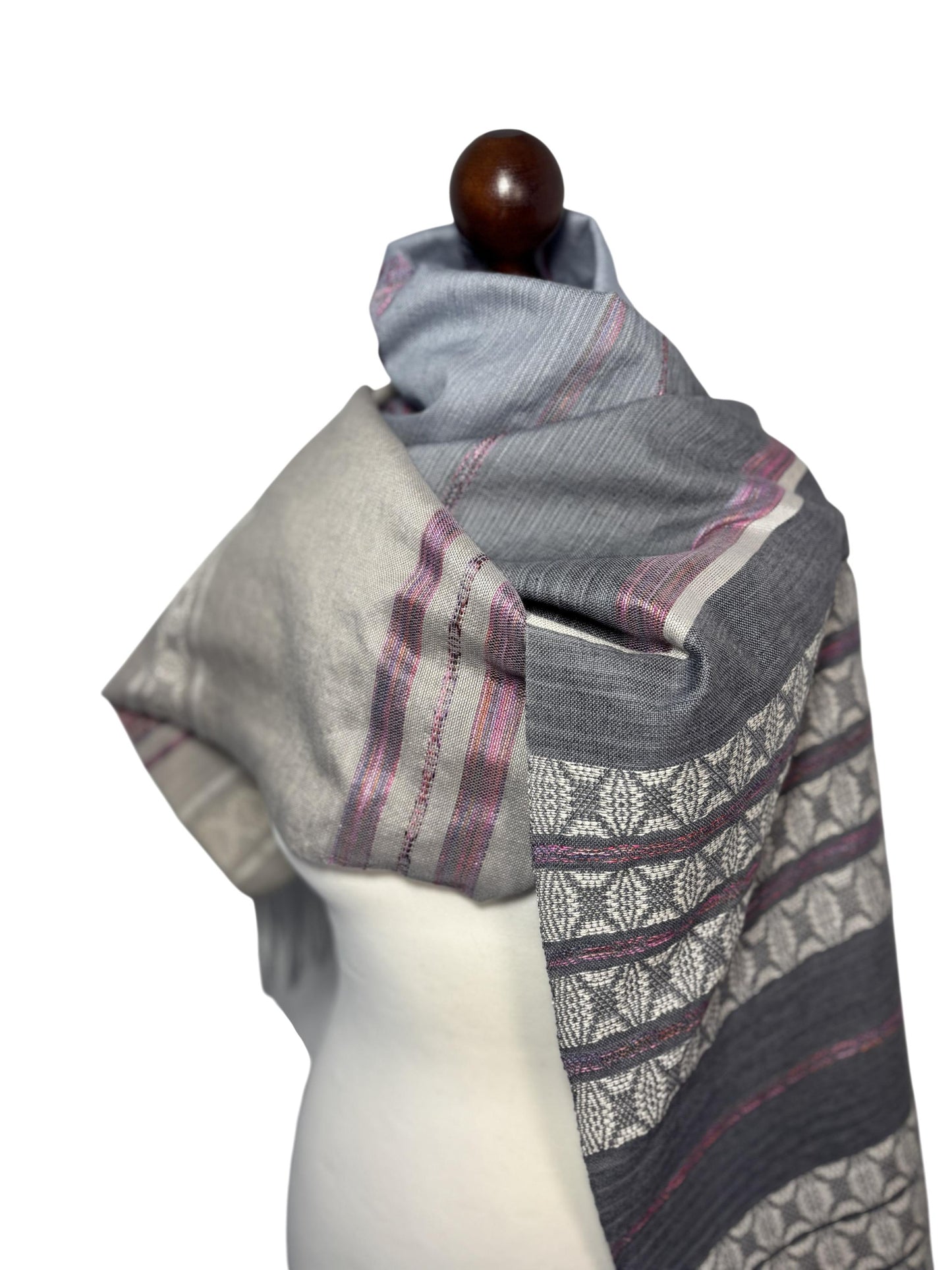 Handgewebter Schal aus Merinowolle – Ombre Grau-Blau, Himbeer-Creme-Muster