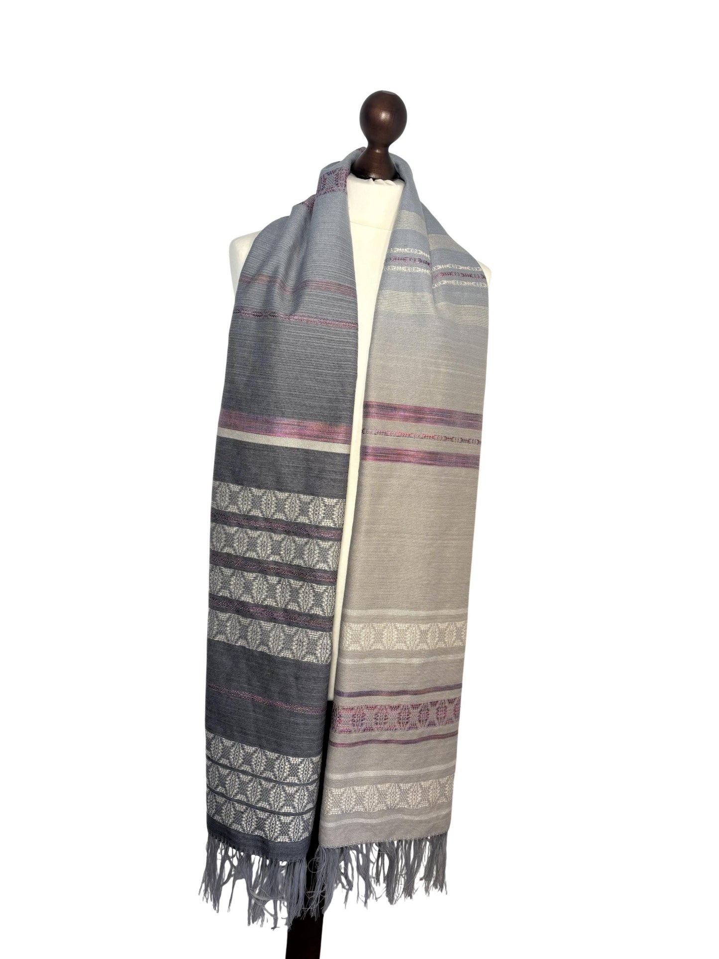 Handgewebter Schal aus Merinowolle – Ombre Grau-Blau, Himbeer-Creme-Muster
