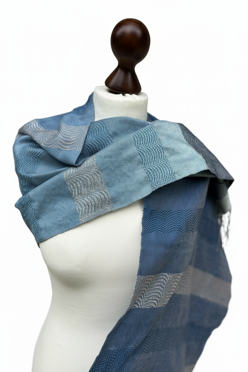 Blauer Seidenschal mit Farbverlauf, handgewebtes Unikat