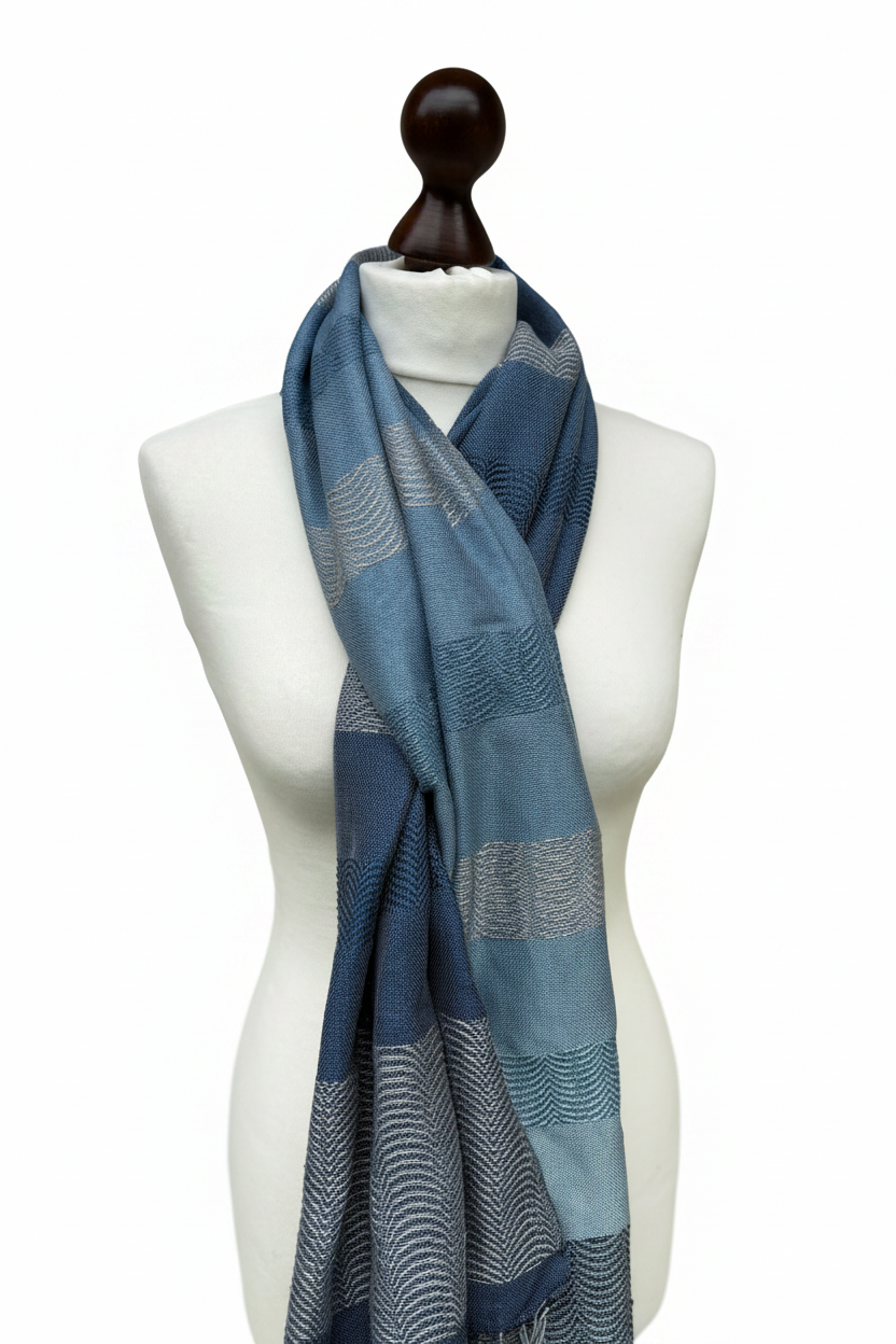 Blauer Seidenschal mit Farbverlauf, handgewebtes Unikat