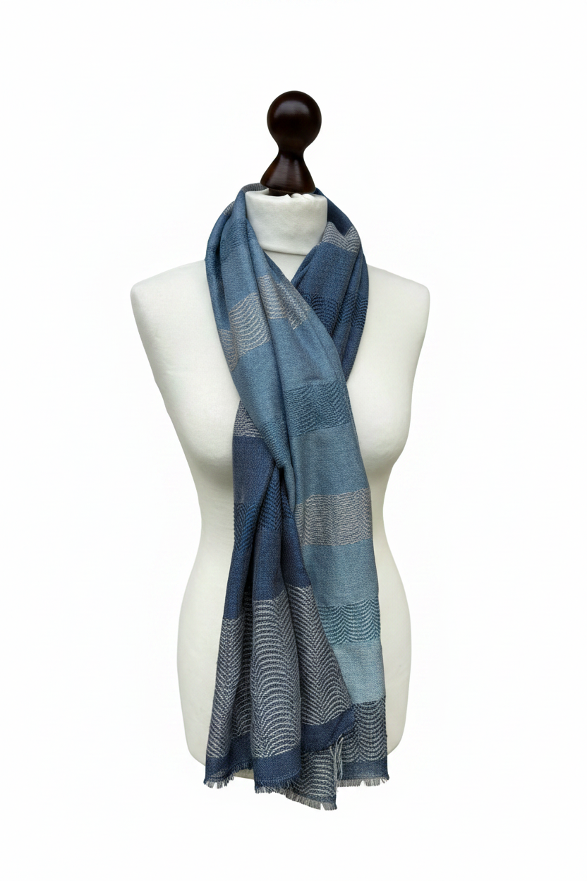 Blauer Seidenschal mit Farbverlauf, handgewebtes Unikat