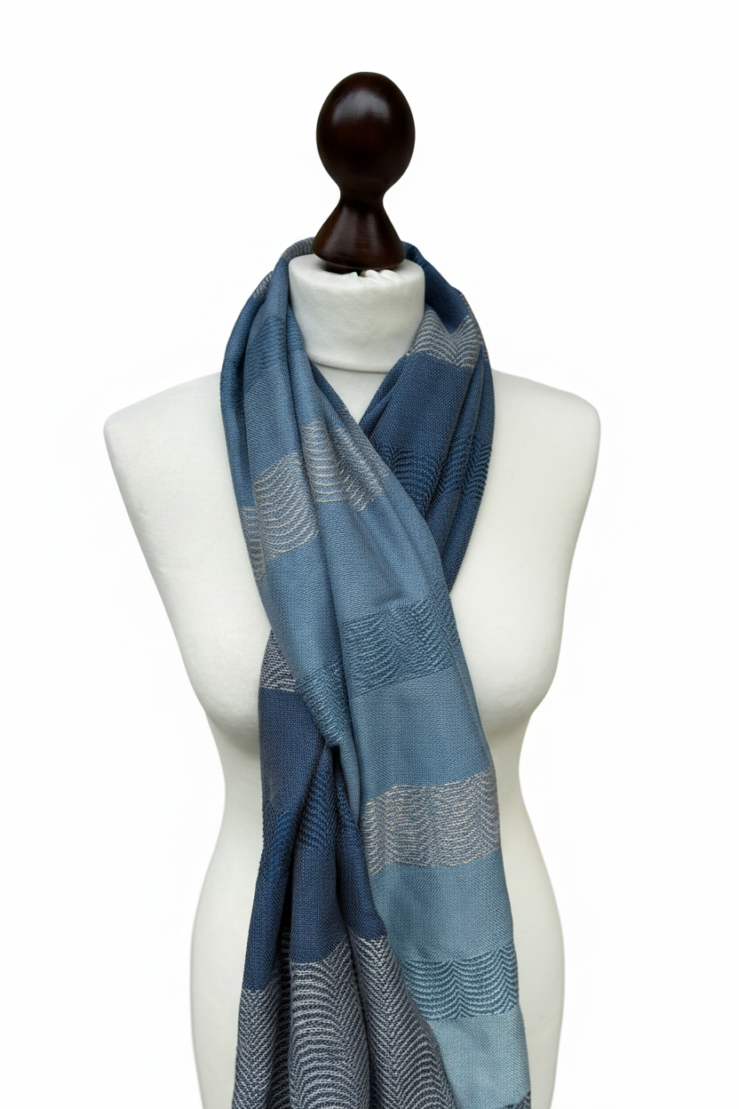 Blauer Seidenschal mit Farbverlauf, handgewebtes Unikat