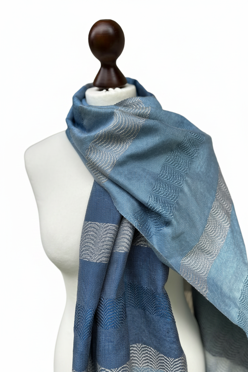 Blauer Seidenschal mit Farbverlauf, handgewebtes Unikat