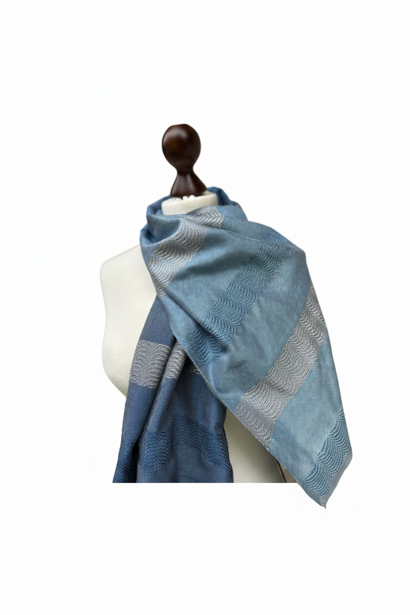 Blauer Seidenschal mit Farbverlauf, handgewebtes Unikat