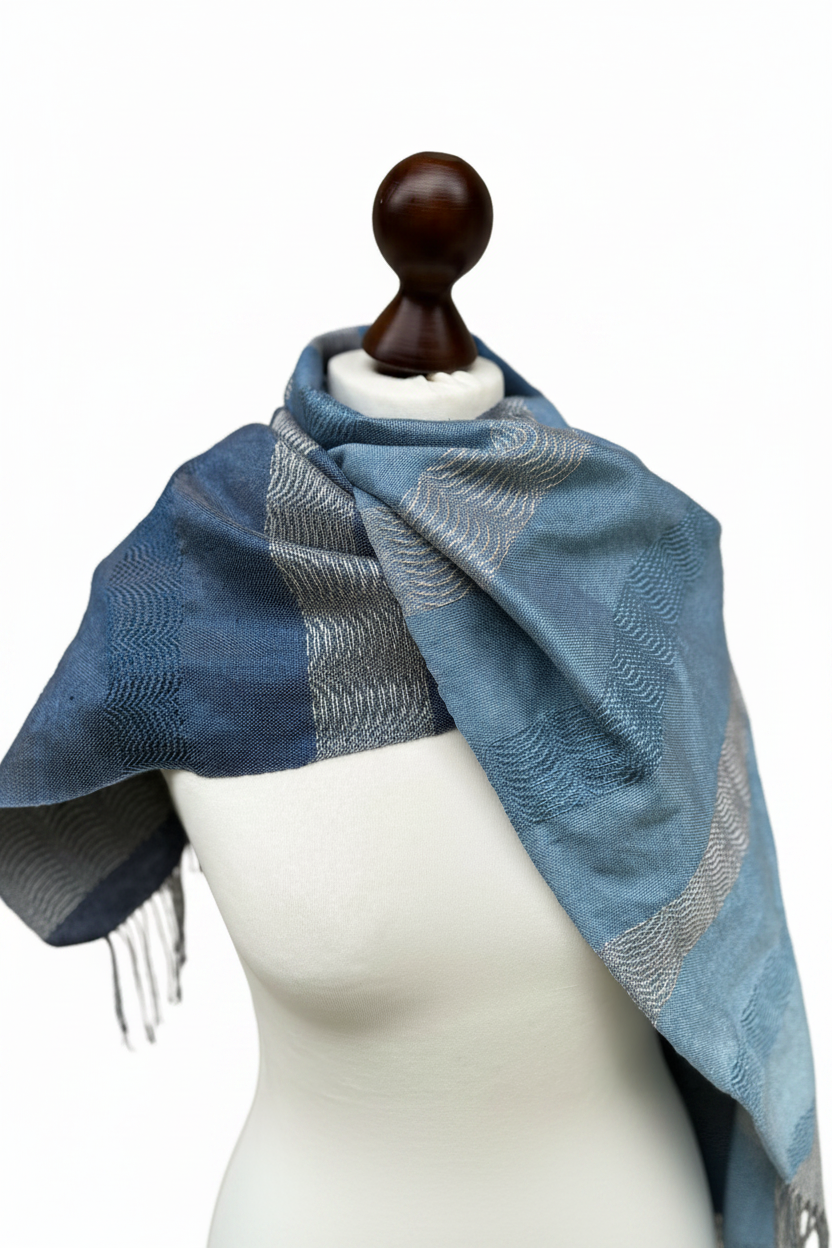 Blauer Seidenschal mit Farbverlauf, handgewebtes Unikat