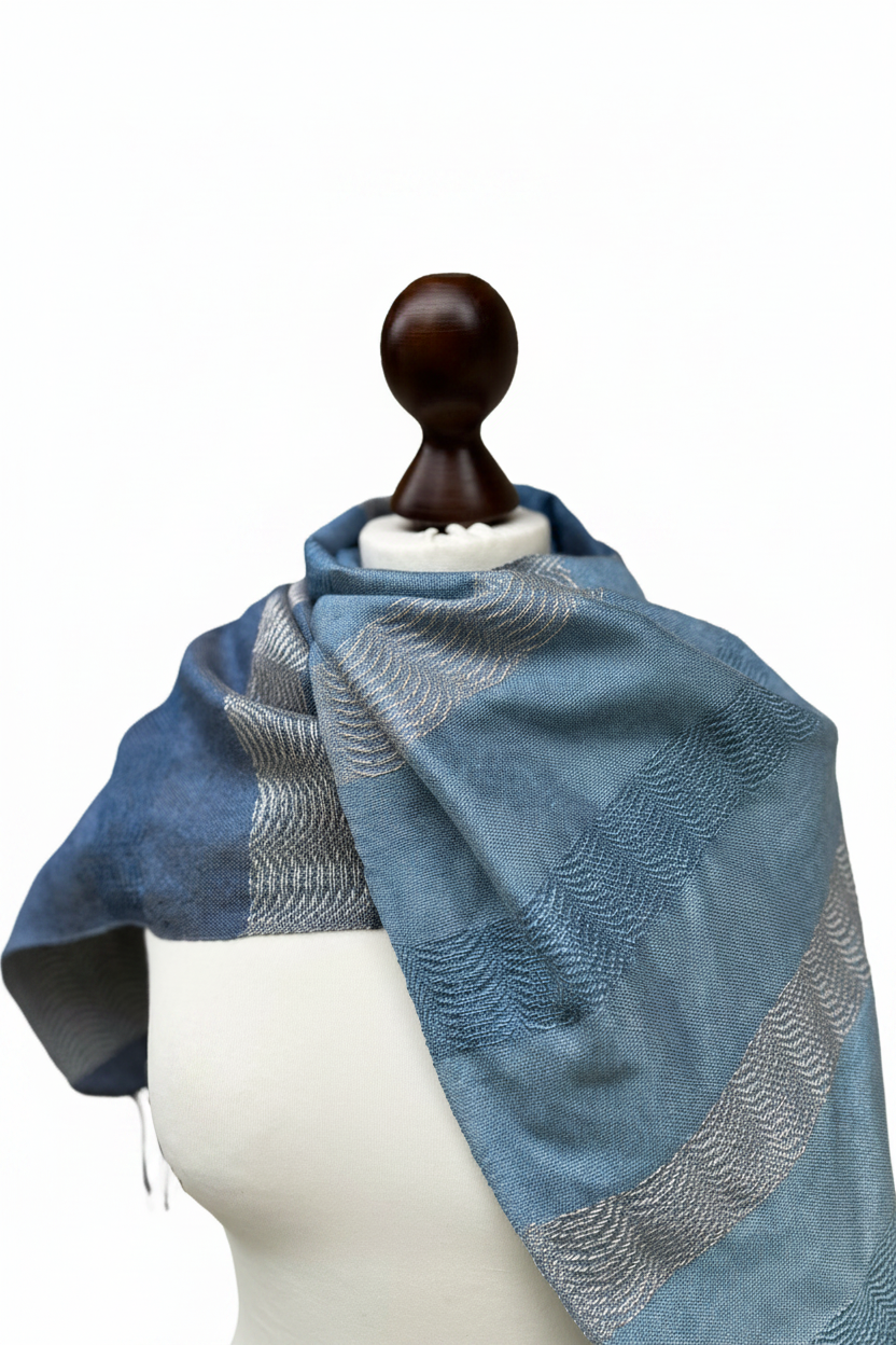 Blauer Seidenschal mit Farbverlauf, handgewebtes Unikat