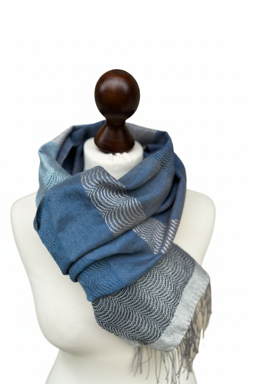 Blauer Seidenschal mit Farbverlauf, handgewebtes Unikat