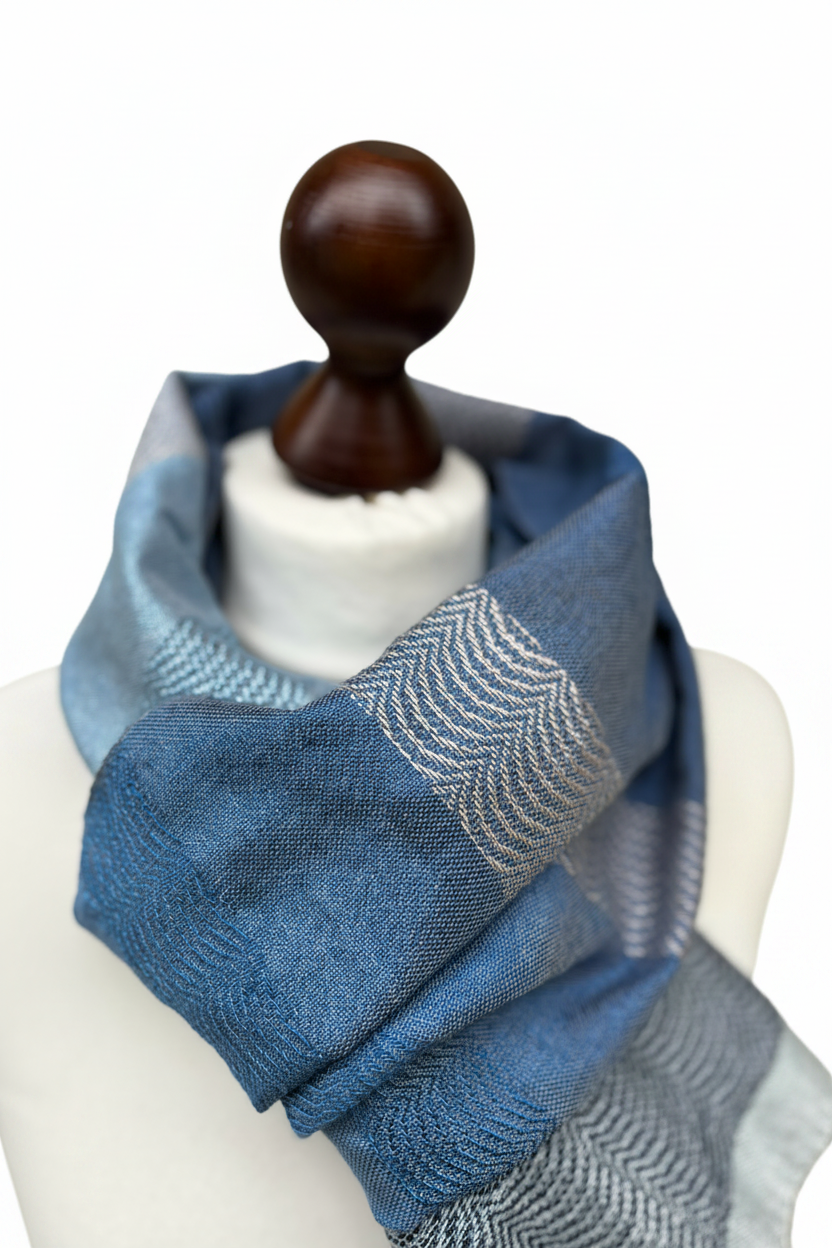 Blauer Seidenschal mit Farbverlauf, handgewebtes Unikat